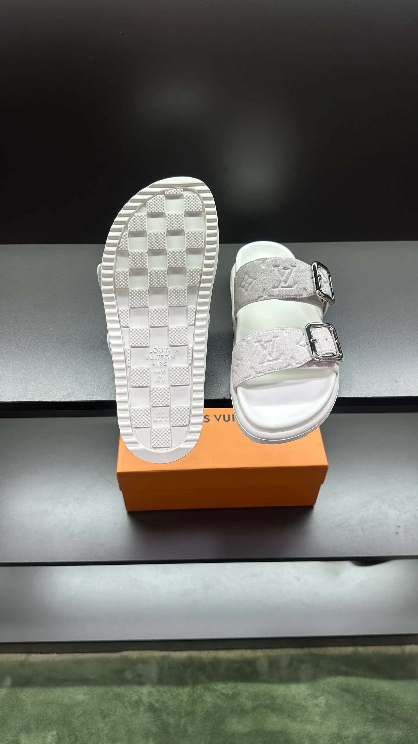 P320 🔍Top purchasing agent LV men's spring and summer slippers counter synchronized. The uppers are made of cowhide fabric imported from Italy, with logo graphics and high-quality craftsmanship. The soles are: original soles specially provided by the original factory. Exclusive molded soles are super comfortable. Original factory follow-up orders. 🔍🔍High quality. You can enter and exit the counter at will. Welcome to compare. Size 38-45